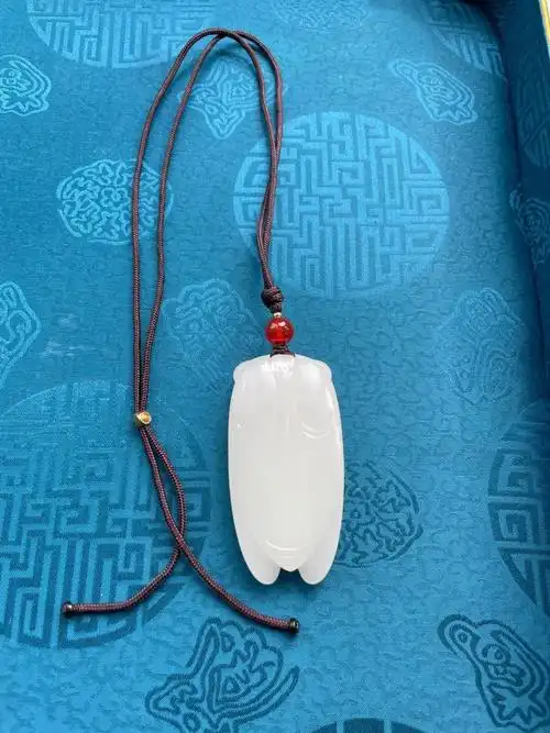 淡雅清亮,搭配现代装或是复古装都hold住,时尚百搭～它的寓意也很妙