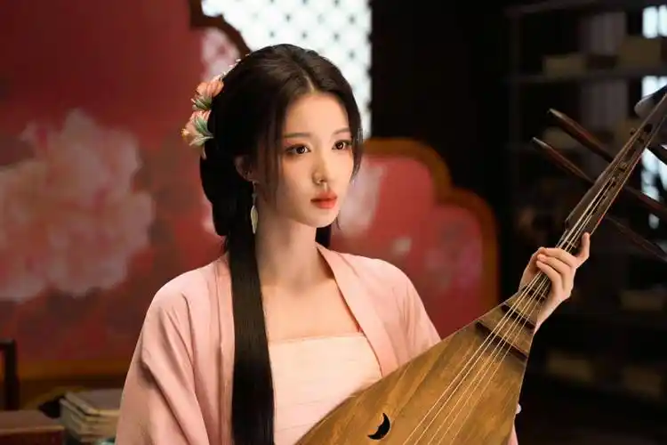 同剧其他女演员多多少少都能在脸上看到岁月的痕迹,只有99年的她脸上