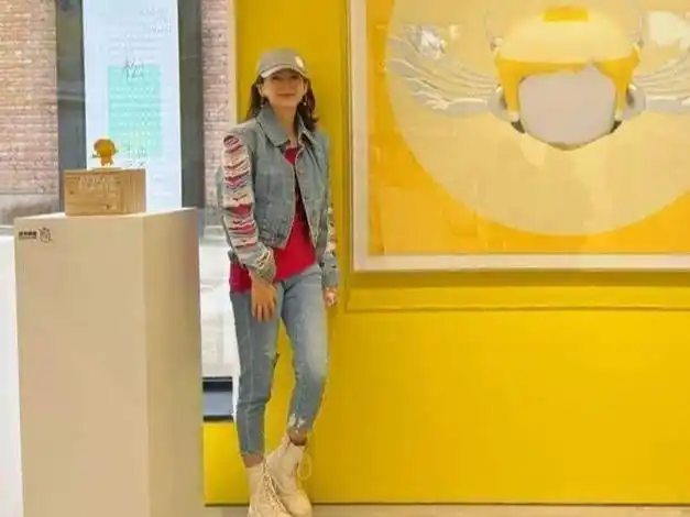 章子怡近照曝光穿紧身牛仔裤秀大长腿满脸笑容少女感十足