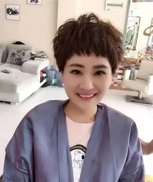 露眉的超短发,最适合胖妹子的发型之一.