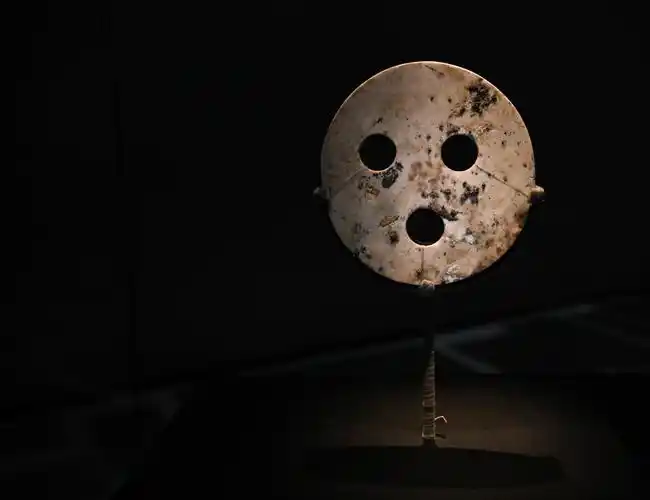 听文物讲故事·解码三星堆丨三星堆玉器:绚丽文化长河中的相同"密码"