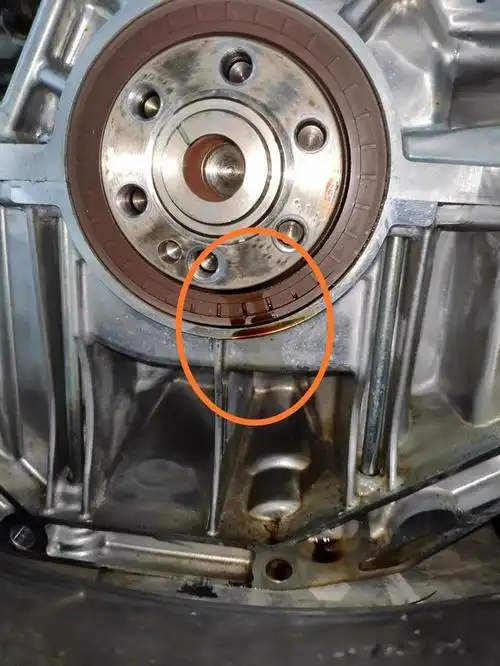 当变速箱和发动机分离后,从上图圆圈内可以清楚的看到曲轴后油封漏油