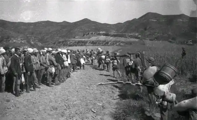 老照片:罕见的八路军战士行军作战照片