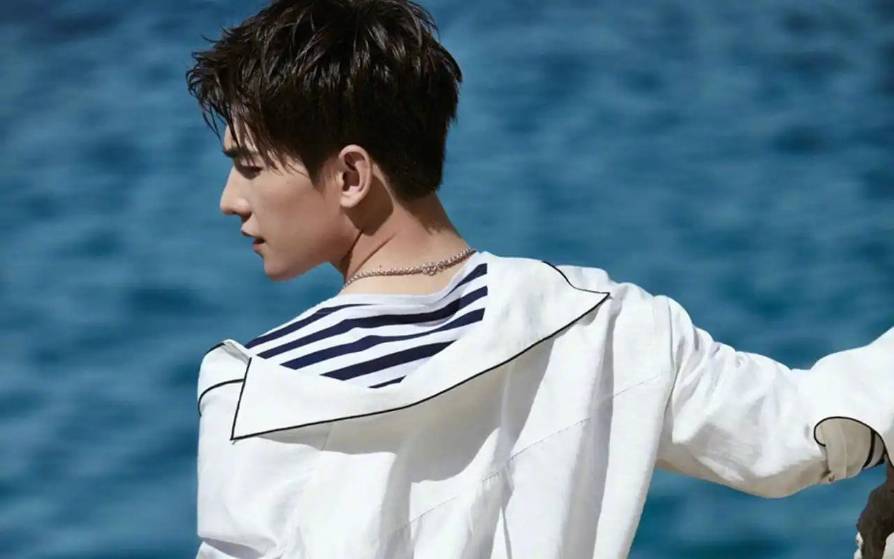 杨洋海边魅力杂志写真图片桌面壁纸