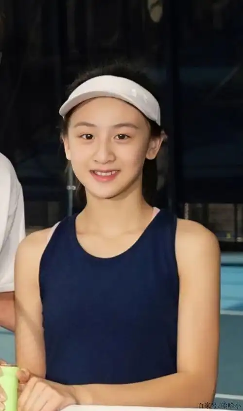 运动系少女森碟打网球,运动短裙清新活泼,肌肉线条太漂亮了