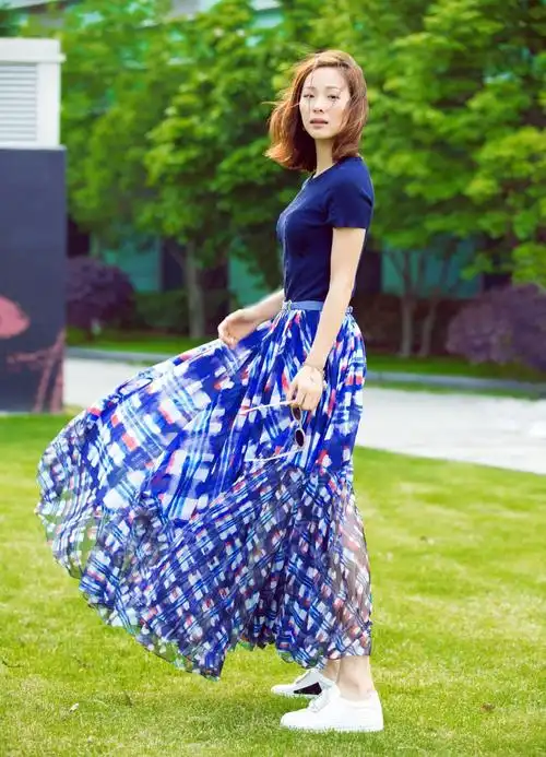 p>江一燕,原名江燕,9月11日出生于浙江省绍兴市,毕业于北京电影学院