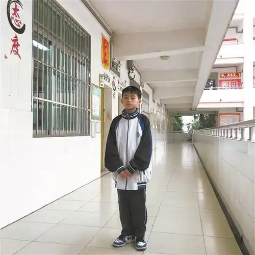 饿肚子原地等失主的初一男生获天天正能量奖励