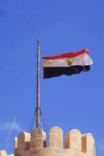 城堡上飘扬的埃及国旗,映衬着蓝天甚是壮观.