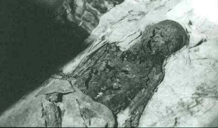 乾隆墓被孙殿英盗掘,据说是高人选址,被盗时发生灵异事件,至今无解