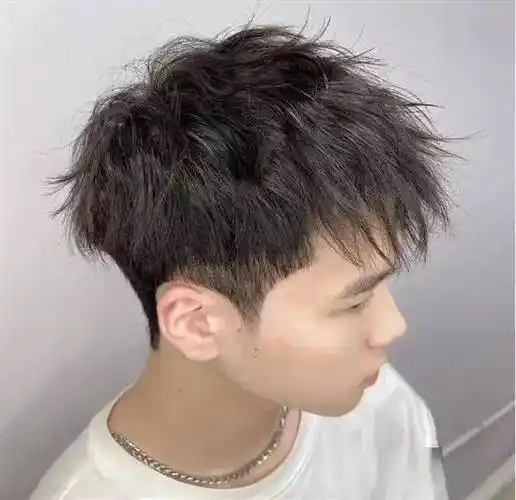 少年感十足烫发发型,帅气清爽,蓬松立体有型