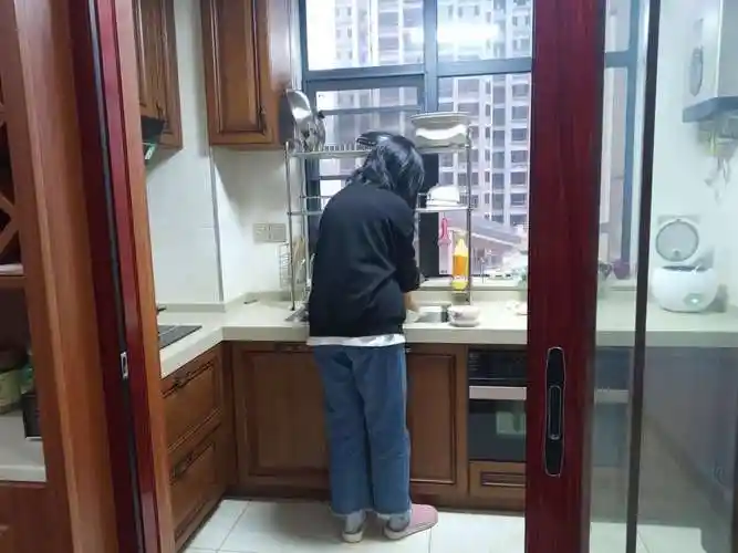 蒋晰然同学洗餐具的背影很酷!