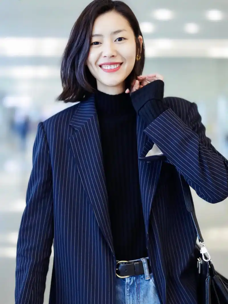 每日穿搭 超模刘雯日常私服穿搭分享 外套|蔻依 chloe 裤子|优衣库