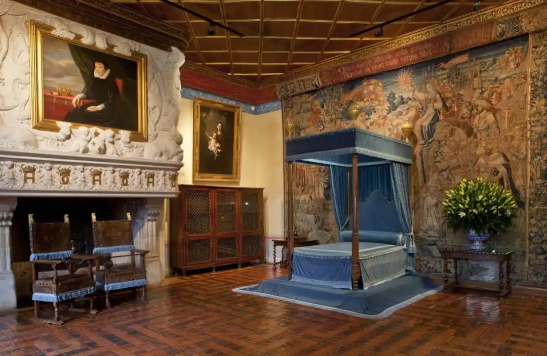 这原本是戴安娜的房间壁炉上交织的代表戴安娜和亨利的字母d和h,如今