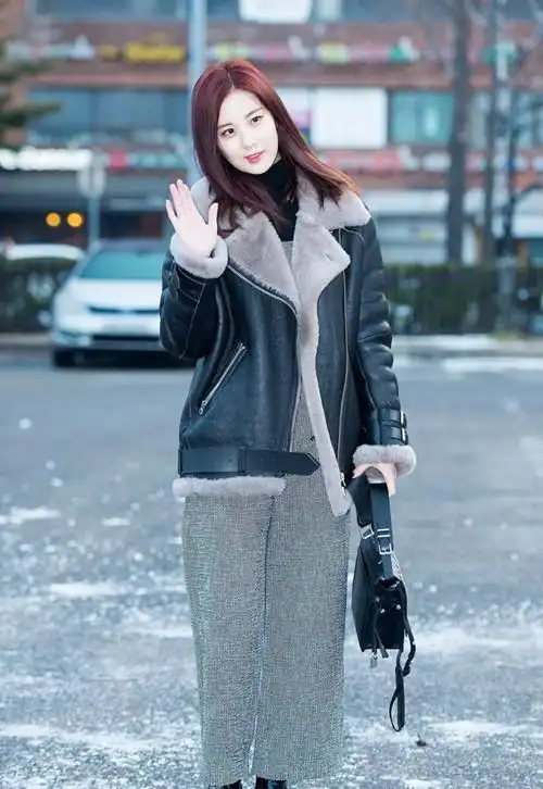 少女时代徐珠贤私服街拍,网友:25岁的她喜欢35岁的打扮!