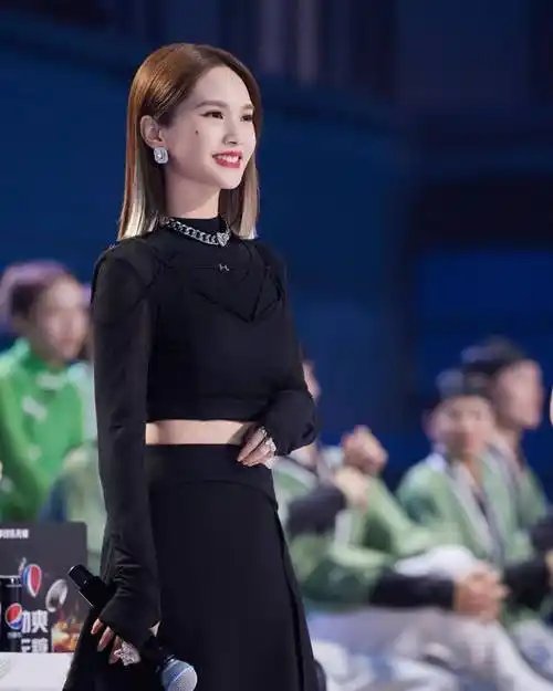 杨丞琳《沸腾校园》一刀切短发造型写真 秀性感小蛮腰笑容治愈_杨丞琳