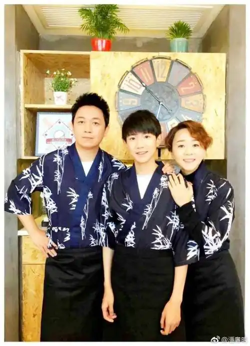 王源《少年时代》温馨全家福曝光 网友:舍不得