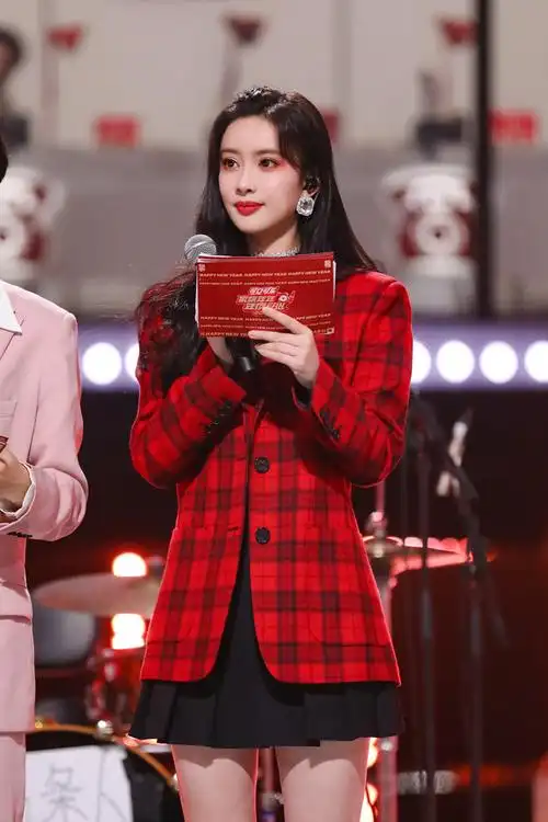 孟子义腾讯家族年年年夜fan主持首秀亮相全场