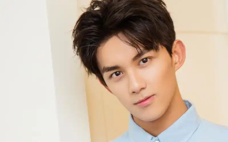 帅气有型的吴磊时尚写真