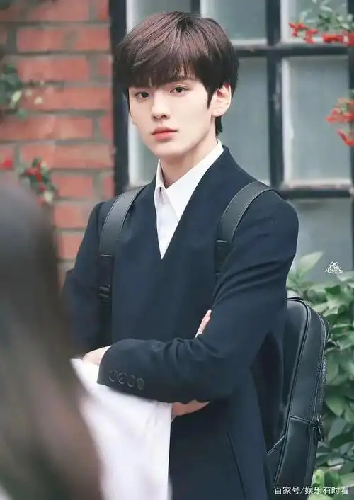 19.军艺校草沈腾更不用说了,1979年出生在黑龙江齐齐哈尔.