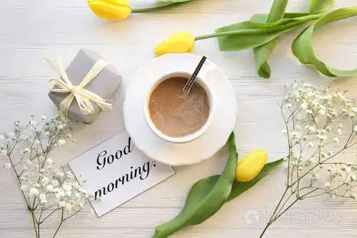 一杯咖啡, 早餐, 礼物, 鲜花和卡片, 上面有 "早上好" 的字样, 上面的