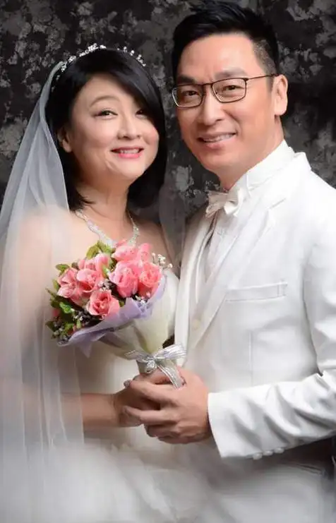 曾经的新加坡一姐,因患疾病退圈,如今发福帅哥老公一直不离不弃