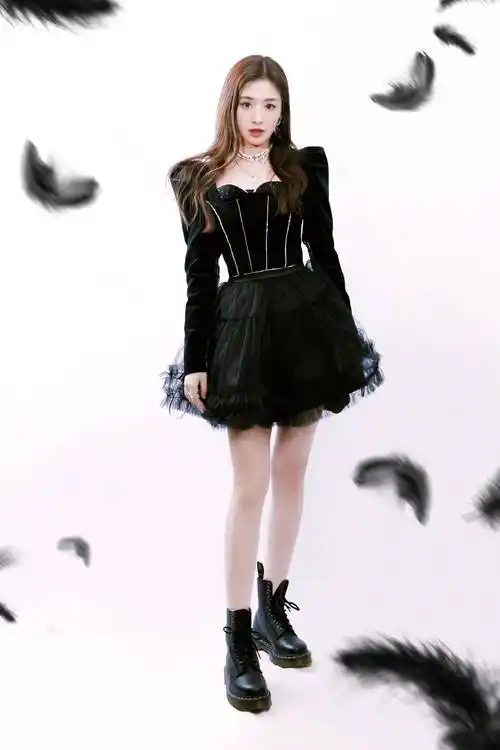 张含韵晒黑天鹅风格写真照穿百褶短裙秀纤细美腿