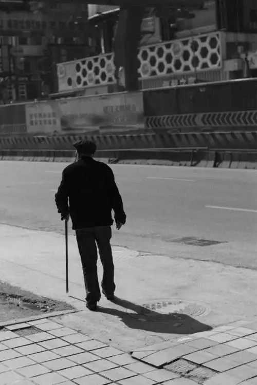 孤独老人的背影