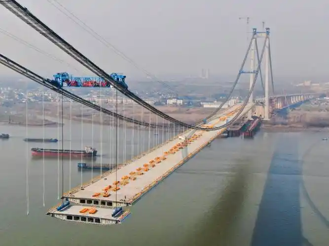 龙潭长江大桥主桥钢箱梁吊装顺利过半_发展_主跨_梁段