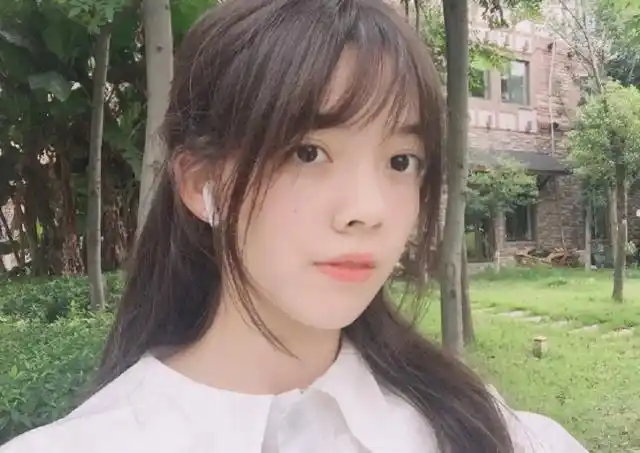 刘黛希本人是中外混血,所以五官也有着明显的深邃感,却又没有很违和.