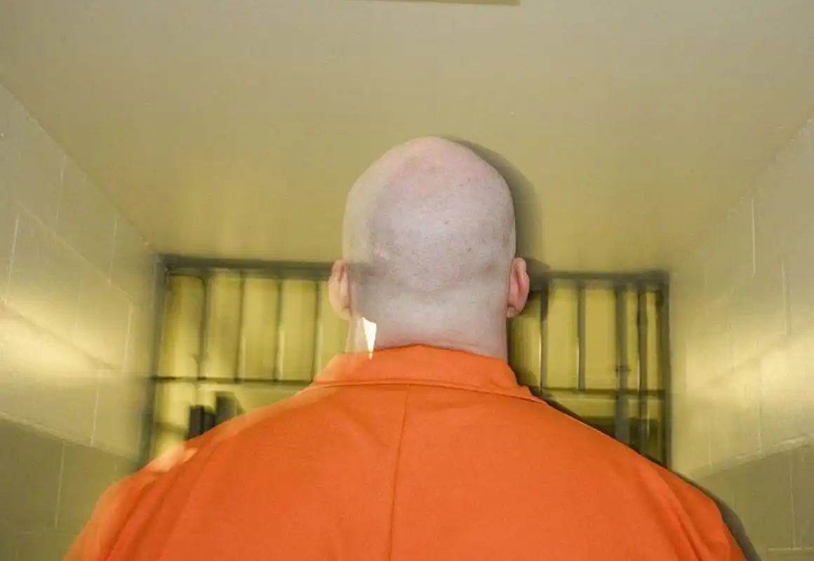 为什么那些监狱里的犯人,发型大多都是光头?今天可算解疑惑了