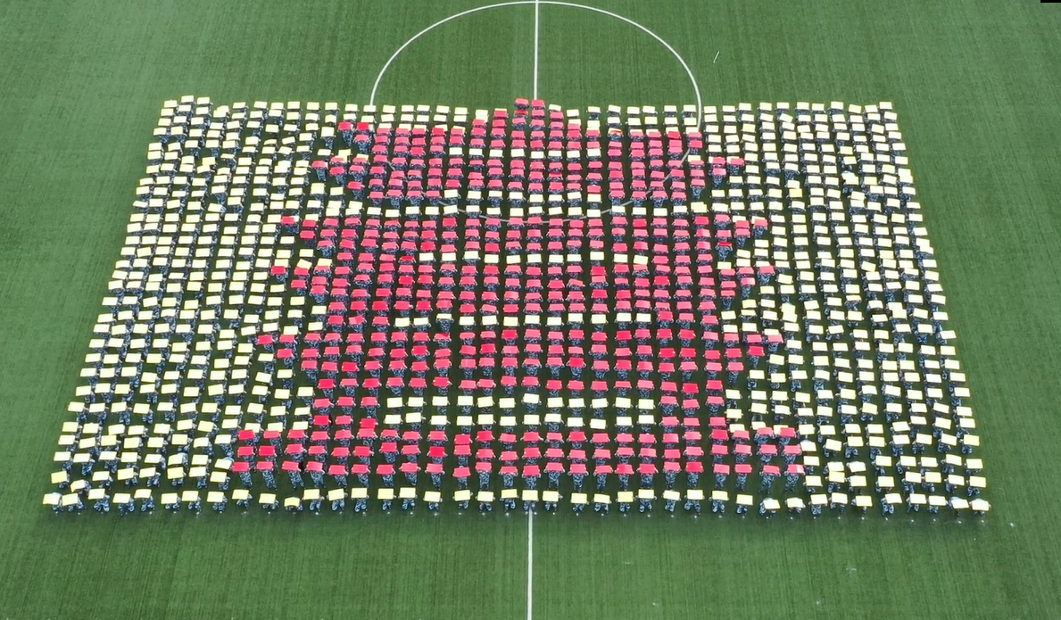 口罩,药瓶,黄鹤楼图案……华中农业大学军训方阵致敬抗疫英雄