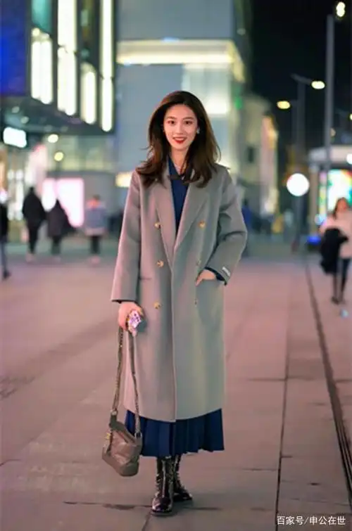 长风衣带来优雅风姿,时尚美女高冷的气质女人味十足