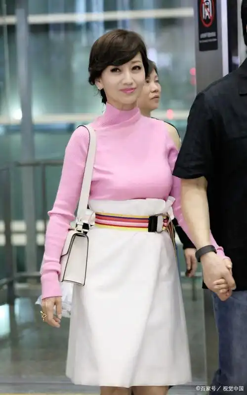 大家好,今天我们来看看赵雅芝的穿搭,你是否也曾被赵雅芝的优雅大方所
