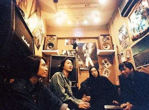 那时的黄家驹还是个不知名的乐队主唱,已经在努力为世界上的不公平