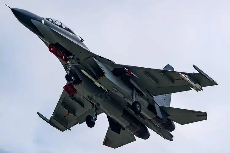 中国空军在引进苏35之前 还大量引进这一战机 造型特别洋气