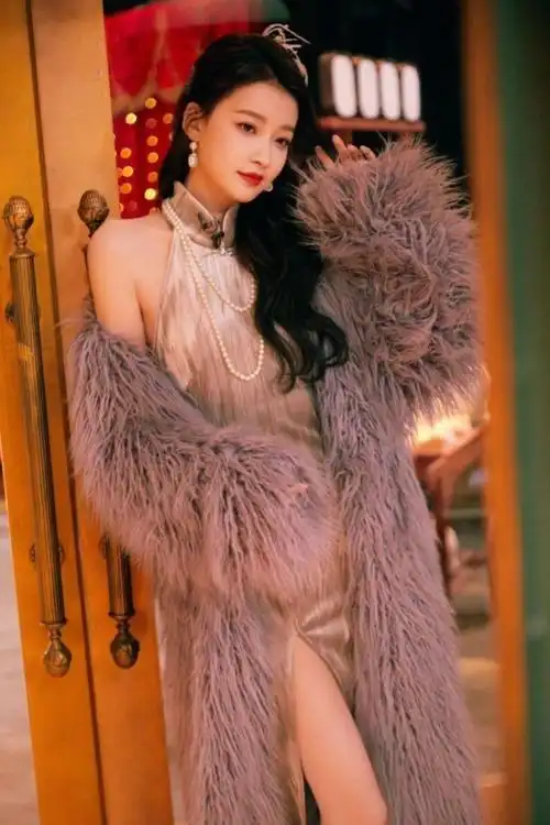 孙怡《大侦探》紫色旗袍造型 民国千金风适配度满分_腾讯新闻