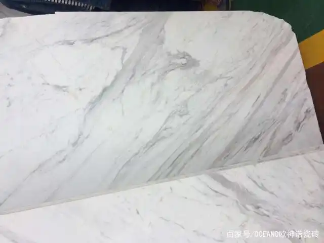 在设计中,爵士白是非常白搭的白色石材元素,它的纹理匀称,流畅,而且有