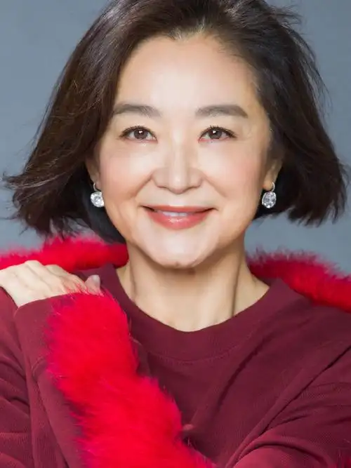 照片里,林青霞身穿红衣喜气十足,一头短发俏丽精干,戴珠宝耳环优雅