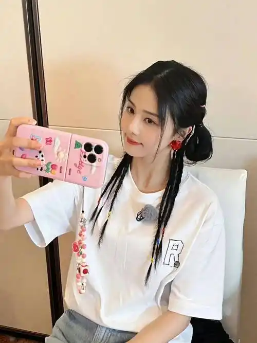 一到夏天,女明星都会疯狂爱上双马尾?_蝴蝶结_造型_元气