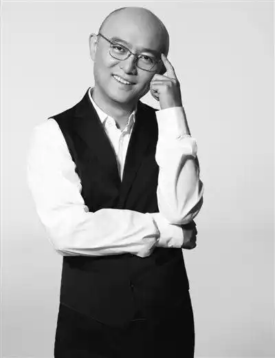 曾经的落榜生,现在的知名光头主持人,如何走出困境,成就自我?