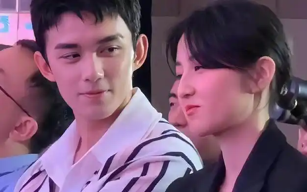 胡先煦和张子枫拍吻戏不会摆姿势网友去问问吴磊和赵今麦啊