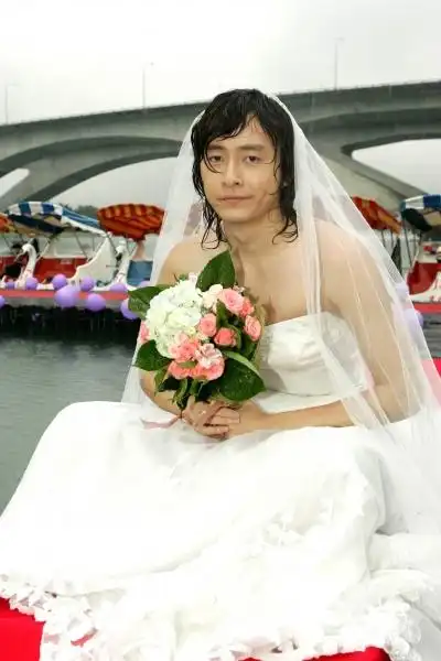 所以,男人穿婚纱以后应该会流行开来,因为反串近些年一直很火哦~ 哈哈