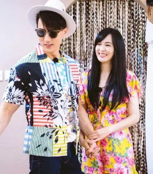 相对于吴尊的帅气,林丽莹一直都是可爱而秀气的风格,虽然身份高贵