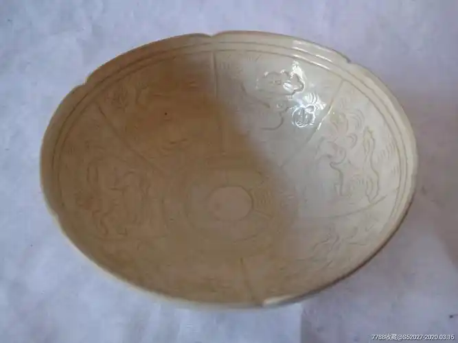 宋代定窑白釉薄胎印花花鸟花口茶盏.直径10.6厘米,高4.5厘米.