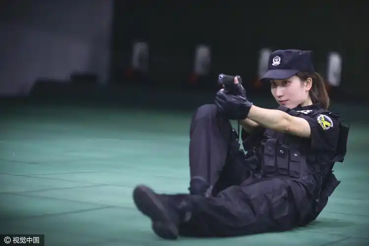 天津民警举行"炫腹大赛" 女特警夺魁