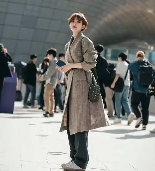 被短发女人的穿搭惊艳了穿衣简单干净有气质再过10年也不过时