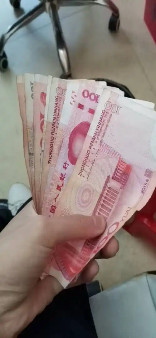 再发一次兄弟们求一张手里1000块钱左右的现金图片在家里拍的别太假