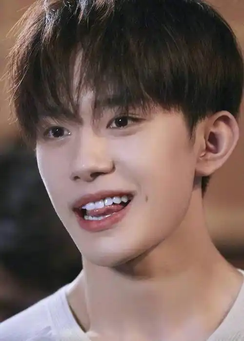 易烊千玺的酒窝原来是戳出来的!