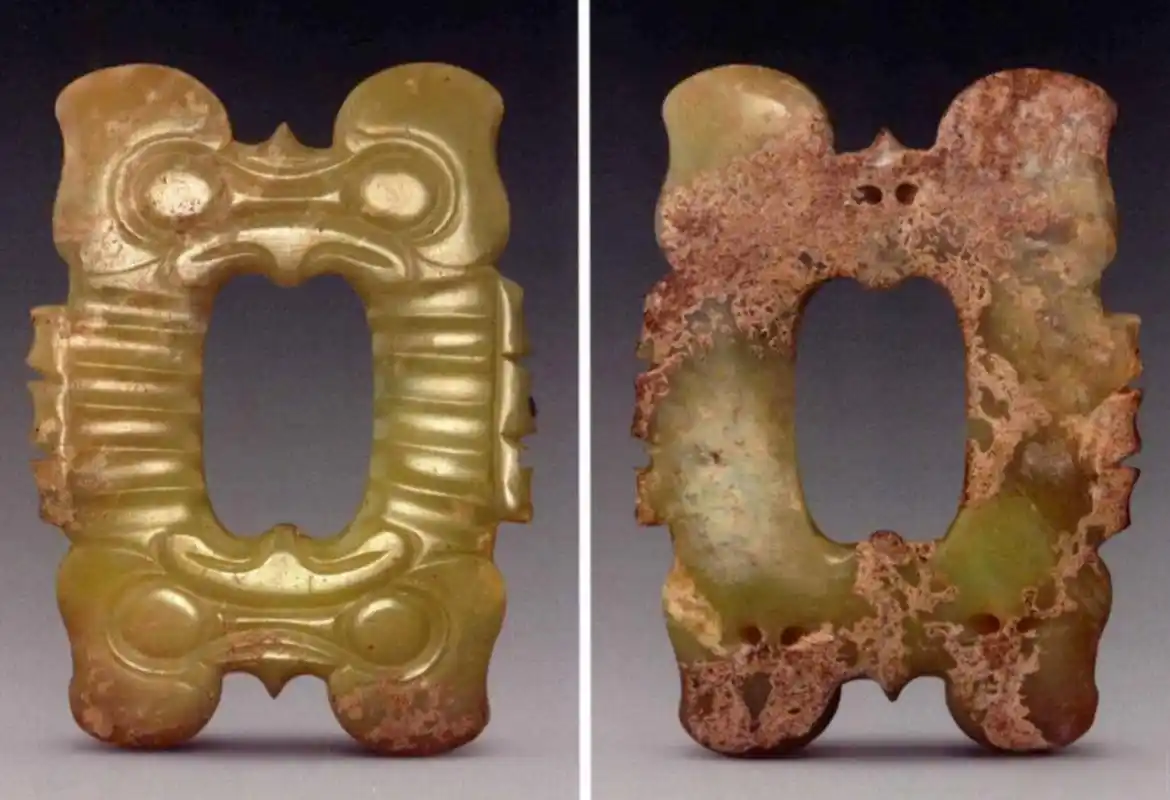 古玉##古玉居说玉# 红山文化玉鹰,把立体造型做平面化展示.