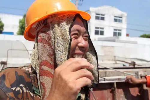 镜头下:高温工地上农民工干活的10个瞬间 有一张画面很温暖